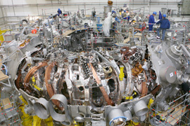 Inzwischen ist die Lücke geschlossen: Wendelstein 7-X vor der Montage des letzten Kryostat-Teiles. Bild: IPP, Anja Richter-Ullmann