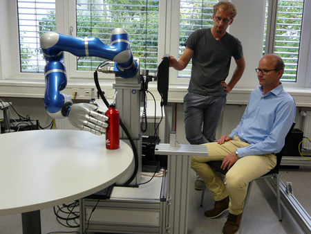 Mithilfe einer lernenden Software lässt sich der Roboterarm über Gedanken steuern. Bild: DLR