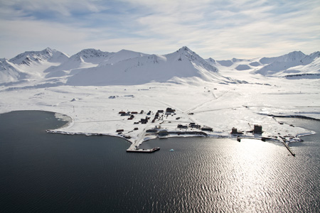 Aerial view of the science site Ny-Ålesund on the western coast of Spitsbergen. Photo: Joe Haschek, AWI