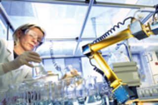 Genau hingeschaut. In einem Labor der Firma Bayer analysiert eine Wissenschaftlerin die Zusammensetzung eines Medikaments.