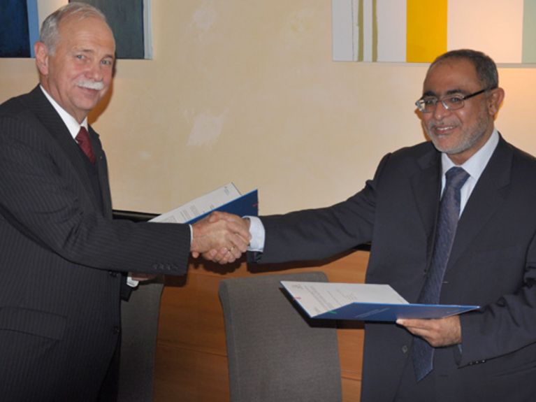 Prof. Dr. Jürgen Mlynek, Präsident der Helmholtz-Gemeinschaft, und HE Dr. Hilal Al-Hinai, Generalsekretär des TRC nach der Unterzeichnung der Absichtserklärung über den gemeinsamen Aufbau eines Forschungszentrums in Oman. Bild: W. Brückmann Prof. Dr. Jürgen Mlynek, Präsident der Helmholtz-Gemeinschaft, und HE Dr. Hilal Al-Hinai, Generalsekretär des TRC nach der Unterzeichnung der Absichtserklärung („Letter of Intent“) über den gemeinsamen Aufbau eines Forschungszentrums in Oman. Bild: W. Brückmann