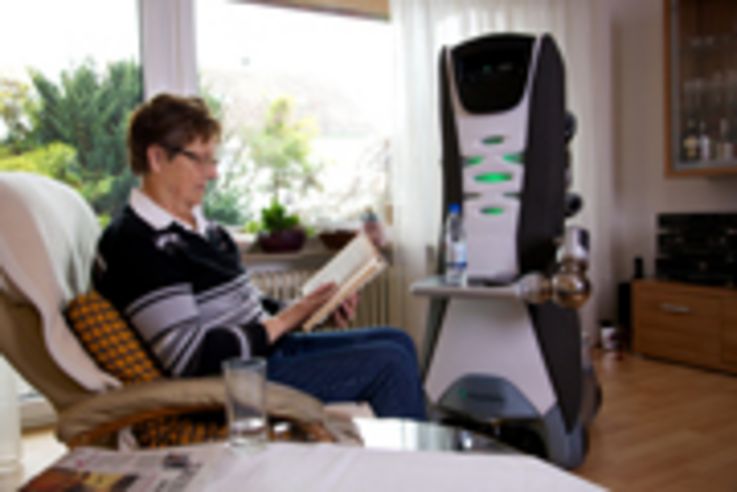 http://www.care-o-bot.de/de/care-o-bot-3/download/images.html
Care-O-bot 3 überreicht ein Getränk. Care-O-bot® 3 unterstützt ältere Menschen zuhause.