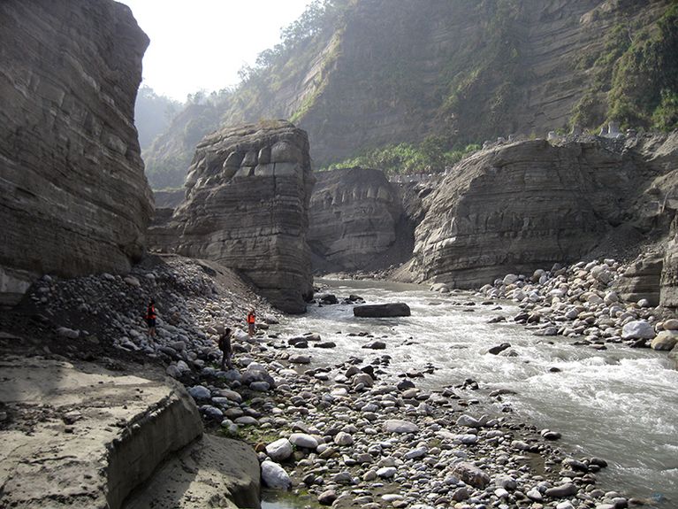 Geländearbeit in der Schlucht des Da’an Chi in Taiwan. Die ein Kilometer lange und bis zu 20 Meter tiefe Schlucht hat sich in weniger als 10 Jahren nach dem Jiji-Erdbeben im Jahr 1999 gebildet. Der Felssporn in der Bildmitte wurde während eines Hochwassers 2012 im Zeitraum von einer Stunde weggespült.
