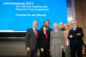 Die Refernten des Abends zusammen mit der Bundesministerin für Bildung und Forschung, Prof. Dr. Johanna Wanka und dem Präsidenten der Helmholtz-Gemeinschaft, Prof. Dr. Jürgen Mlynek. Bild: Helmholtz/H. Scherm