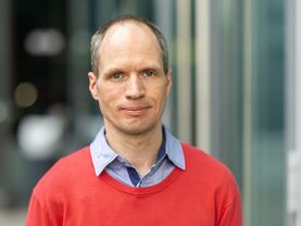 [Translate to Englisch:] Klaus Jäger ist Physiker und in der Abteilung Solarenergieoptik des Helmholtz-Zentrums Berlin. Bild: Michael Setzpfandt