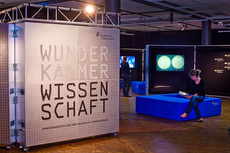 Lisa Gallasch (stud. Mitarb. Helmholtz-KM) in der Ausstellung "Wunderkammer Wissenschaft" im Deutschen Technikmuseum Berlin. Foto: Helmholtz/Fesseler