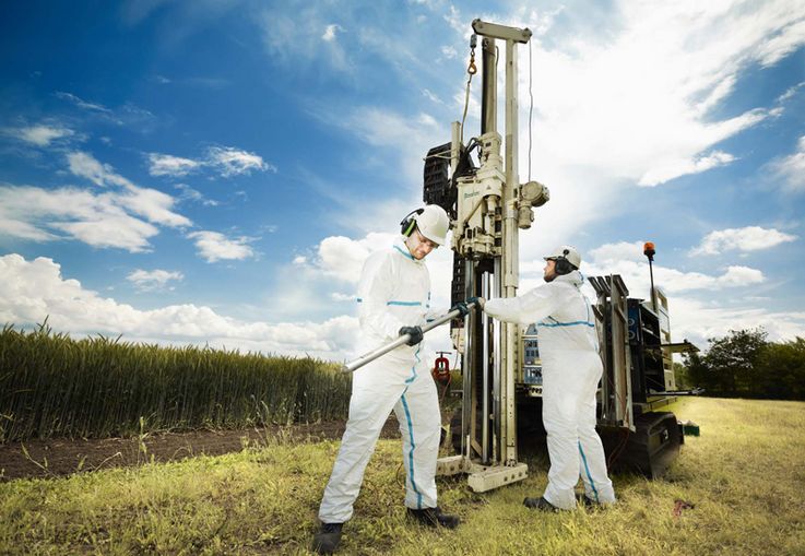 Geoprobe/Zwei Mitarbeiter des UFZ bedienen das DIRECT-PUSH-Bohrgerät in Bad Lauchstädt/Hydogeologische Untersuchung durch DIRECT PUSH mit dem GEOPROBE-System auf dem UFZ-Gelände in Bad Lauchstädt