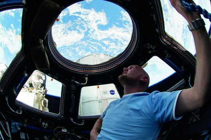 Fenster mit Meerblick ESA-Astronaut Alexander Gerst genießt die Aussicht aus der Cupola der Internationalen Raumstation ISS
