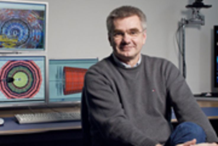 Prof. Dr. Joachim Mnich, Direktor fÃ¼r den Bereich Hochenergiephysik und Astroteilchenphysik, im DESY-Kontrollraum fÃ¼r das CMS-NachweisgerÃ¤t am Large-Hadron-Collider (LHC) am CERN.Prof. Dr. Joachim Mnich, Director in charge of High-Energy Physics and Astroparticle Physics, in the DESY control room for the CMS experiment at the Large-Hadron-Collider (LHC) at CERN.