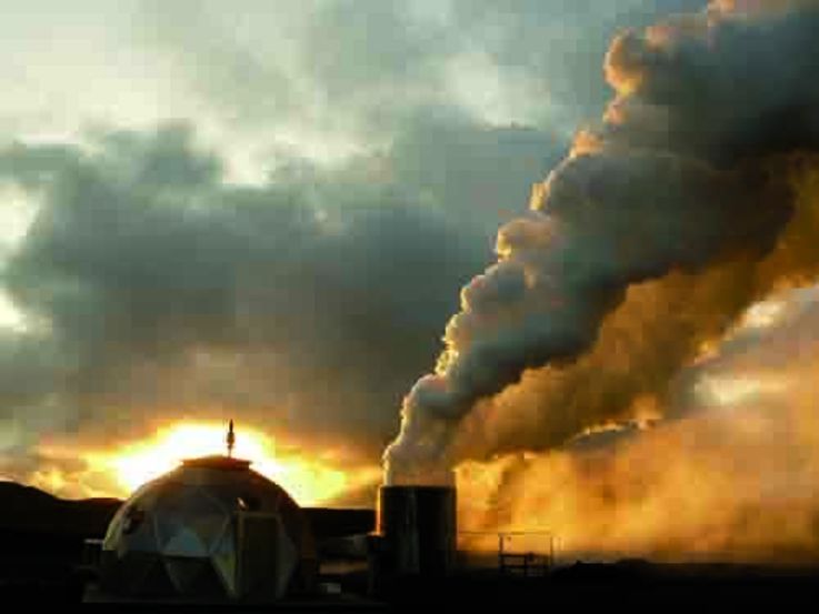 Produktionstest in der Bohrung HE-53 auf Island (Foto: Thomas Reinsch, GFZ)AGeothermie-Bohrung HE-53 im Geothermalfeld Hellisheiði in Südwest-Island während eines Produktionstests im August 2009 . Foto: Reinsch, GFZ