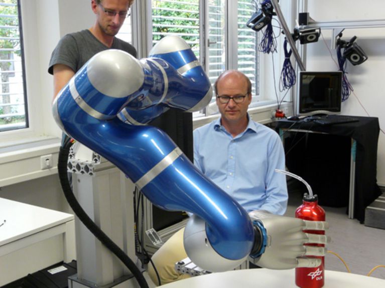 Roboterarm Mithilfe einer lernenden Software lässt sich der Roboterarm über Gedanken steuern. Bild: DLR