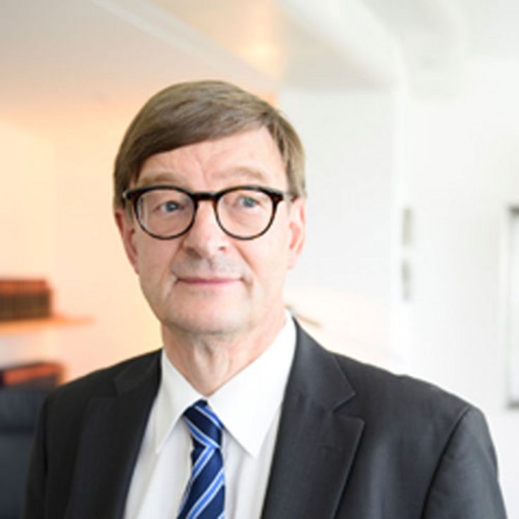 Portraits des Präsidenten der HELMHOLTZ GEMEINSCHAFTProf. Dr. Dr. h. c. mult. Otmar D. Wiestlerfür die HELMHOLTZ GEMEINSCHAFT für PR-ZWECKEam 26.08.2015in BerlinHELMHOLTZ GEMEINSCHAFT – BerlinAnna-Louisa-Karsch-Straße 210178 BerlinTel: +49 30 206 329-57Fax: +49 30 206 329-60www.helmholtz.debeauftragt durch Franziska Roeder (Kommunikation & Medien)Ramona Alborn (Kommunikation & Medien) war bei der Fotoproduktion mit vor Ort.Kontakte:franziska.roeder@helmholtz.deramona.alborn@helmholtz.dedigital fotografiert, 62 x 42cm, 300dpinicht retuschiertNot Ready To PrintAPPROVAL - gemaess Vereinbarung mit der HELMHOLTZ GEMEINSCHAFT, PR-Zwecke© Steffen Jänicke 2015