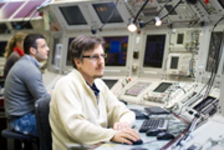 Jens Stadlmann mit seinen Kollegen im Hauptkontrollraum. Von hier aus werden die Teilchenbeschleuniger gesteuert.
