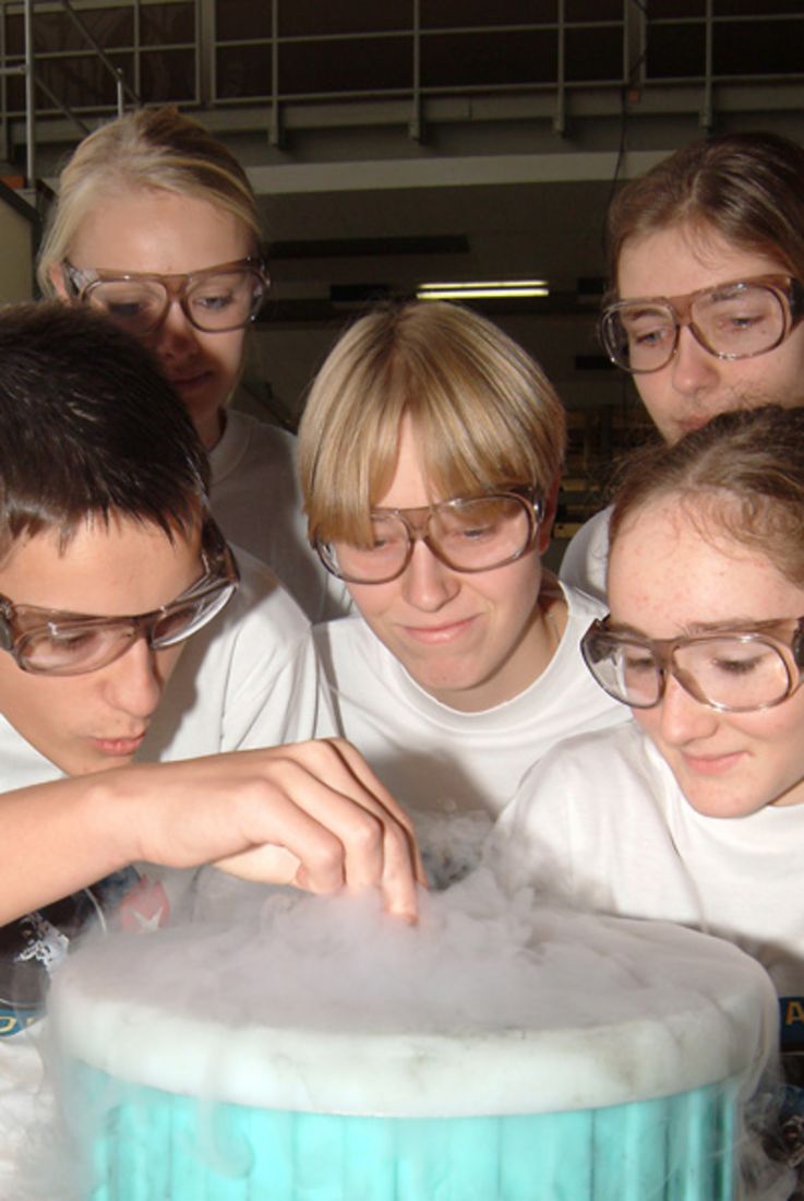 Schüler beim Experimentieren im DLR_School_Lab Köln. Bild: DLR