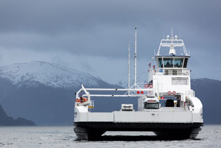 Flüsterleiser Koloss Seit Frühjahr 2015 stromert die weltweit erste Elektrofähre über den norwegischen Sognefjord. Bild: ©Siemens AG/Reprinted from Siemens’ Pictures of the Future online magazine