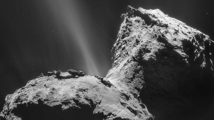 Die Aufnahme der Rosetta-Navigationskamera vom 31. Januar 2015 zeigt deutlich einen Jetstream, mit dem Gas und Staub ins All geschleudert werden. Mit der Annäherung an die Sonne wird diese Aktivität des Kometen noch zunehmen. Im Bild ist die nördliche Hemisphäre zu sehen, die bei einer Sonnenumrundung nur wenige Meter Oberfläche verlieren wird. Die südliche Hemisphäre verliert nach Modellrechnungen hingegen bis zu 20 Meter.