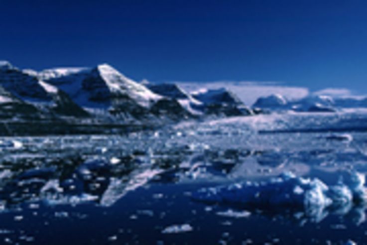 Seitenbucht vom Scoresby Sund - Ostgrönland Das größte Fjordsystem der Welt ist gleichzeitig eines der spektakulärsten Wildnisgebiete der Arktis. Polarregionen bieten immer wieder atemberaubende Landschaftseindrücke in harscher Natur.