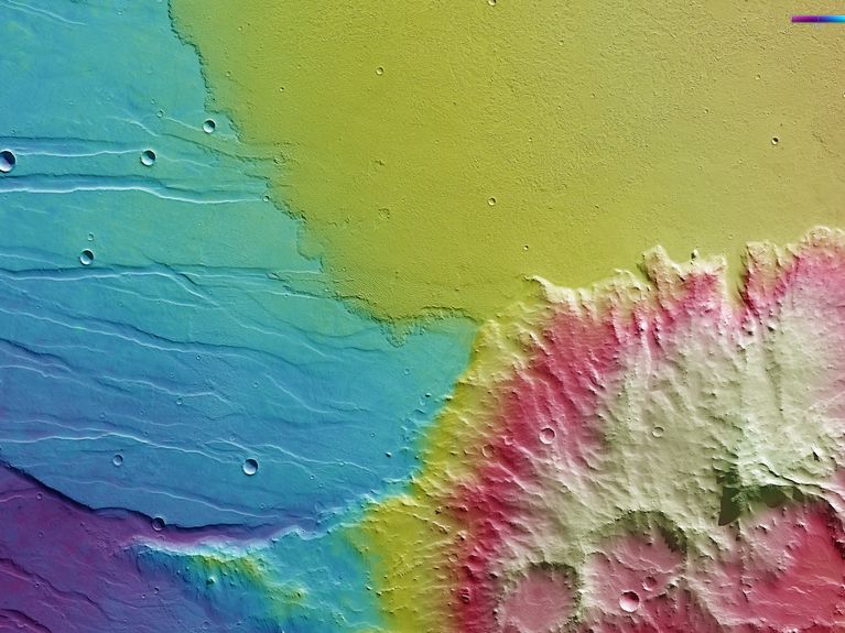 Bilder vom Deutschen Zentrum für Luft- und Raumfahrt (DLR) lassen erkennen, wie groß der Einfluss des Vulkanismus auf die Marsoberfläche war. Lavaströme vom Vulkan Arsia Mons auf dem Mars haben den Mistretta-Krater und seine Umgebung stark geprägt. Die Aufnahmen wurden von einer speziellen Kamera auf der europäischen Mars Express-Sonde gemacht. Die Lavaströme haben sich von dem 18 Kilometer großen Vulkan ihren Weg über 900 Kilometer bis ins die Hochlandebene Daedalia Planum gebahnt. Das Bild zeigt eine topografische Bildkarte, auf der die Fließfront des Lavastroms besonders gut zu erkennen ist. Es entstand im November 2013 und basiert auf einem digitalen Geländemodell der Region, von dem sich die Topografie der Landschaft ableiten lässt.