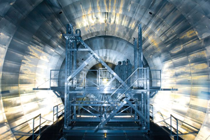 <b>Feinste Waage</b> Das Hauptspektrometer von KATRIN ist 24 Meter lang und hat einen Durchmesser von 10 Metern. Bild: KIT
