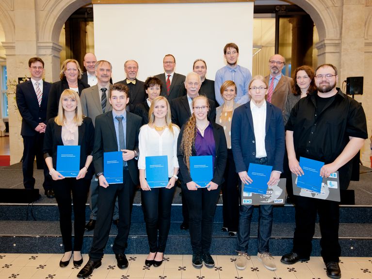Preistraeger Helmholtz-DKB-Ausbildungspreis 2014 Die Gewinner des Helmholtz-DKB-Ausbildungspreises (v.l.n.r.) Mandy Kock, Tim Hinrichs, Anja Badura (HZG), Rebecka Wünsche (HZI), Paul Jähne (UFZ), Alexander Schwerdt (GEOMAR) sowie Präsident der Helmholtz-Gemeinschaft Jürgen Mlynek (2. Reihe, 3. v.l.), DKB-Vorstandsmitglied Thomas Jebsen (3. Reihe, 5. v.l.), Jury und Ausbilder, Foto: Heidi Scherm