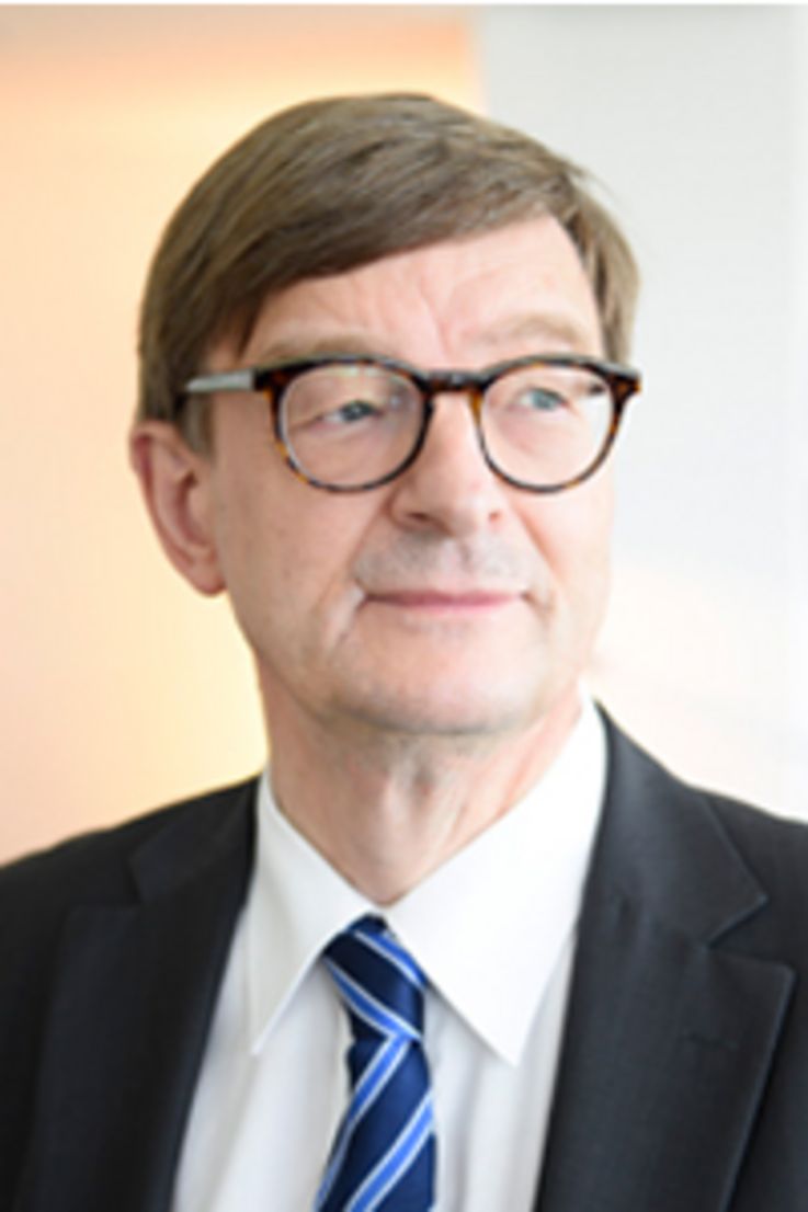 Portraits des Präsidenten der HELMHOLTZ GEMEINSCHAFTProf. Dr. Dr. h. c. mult. Otmar D. Wiestlerfür die HELMHOLTZ GEMEINSCHAFT für PR-ZWECKEam 26.08.2015in BerlinHELMHOLTZ GEMEINSCHAFT – BerlinAnna-Louisa-Karsch-Straße 210178 BerlinTel: +49 30 206 329-57Fax: +49 30 206 329-60www.helmholtz.debeauftragt durch Franziska Roeder (Kommunikation & Medien)Ramona Alborn (Kommunikation & Medien) war bei der Fotoproduktion mit vor Ort.Kontakte:franziska.roeder@helmholtz.deramona.alborn@helmholtz.dedigital fotografiert, 62 x 42cm, 300dpinicht retuschiertNot Ready To PrintAPPROVAL - gemaess Vereinbarung mit der HELMHOLTZ GEMEINSCHAFT, PR-Zwecke© Steffen Jänicke 2015