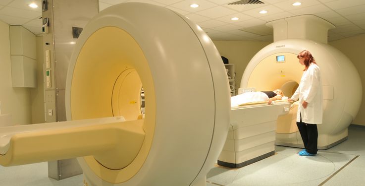 Seit 2011 gibt es am HZDR das deutschlandweit erste für Patienten zugelassene PET/Magnetresonanz (MR)-Gerät für Ganzkörperuntersuchungen.
(Sara Schmiedel, liegend, und Karina Sattler)