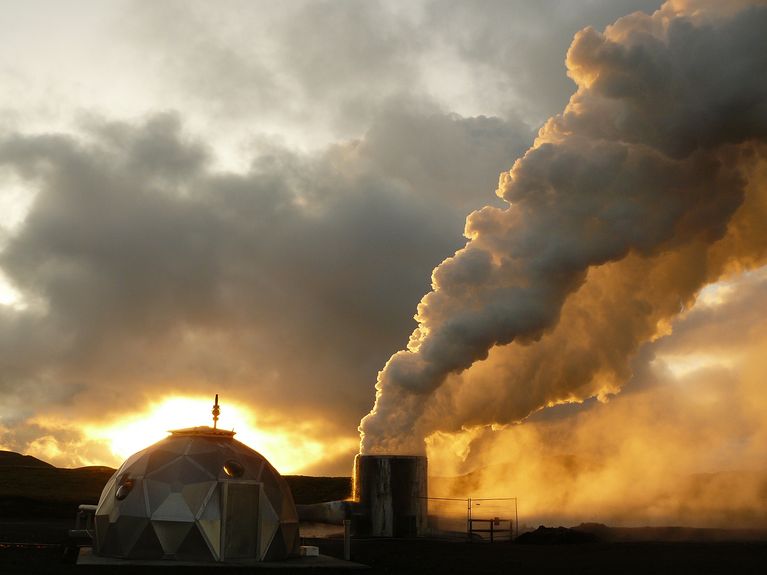Produktionstest in der Bohrung HE-53 auf Island (Foto: Thomas Reinsch, GFZ)AGeothermie-Bohrung HE-53 im Geothermalfeld Hellishei&eth;i in S&uuml;dwest-Island w&auml;hrend eines Produktionstests im August 2009 . Foto: Reinsch, GFZ