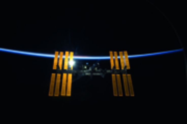 Labor mit Aussicht Die Internationale Raumstation ISS schwebt vor der dünnen Erdatmosphäre, aufgenommen vom Space Shuttle Discovery im März 2009.