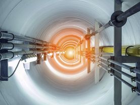 Untergrundtunnel mit Rohren unter anderem für Stromkabel. 