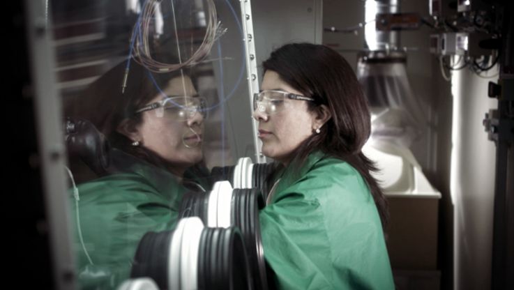 Vorsicht geboten:HZDR-Forscherin Marisol Janeth Lozano Rodriguez untersucht, ob sich verschiedene Materialien dauerhaft an radioaktive Metalle binden können. Bild: AVANGA