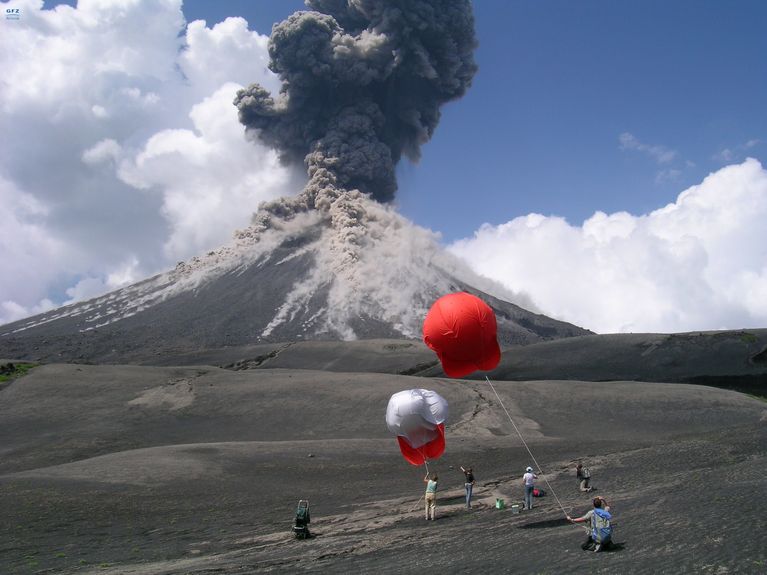 Ballon-Experiment am Karymsky Vulkan, Kamchatka/Russland