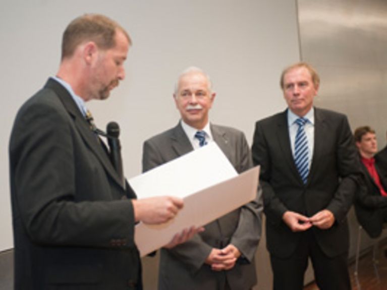 Verleihung der Ehrendoktorwürde von der Fakultät für Naturwissenschaften der Universität Ulm an Jürgen Mlynek (Mitte), Präsident der Helmholtz-Gemeinschaft. Foto: Universität Ulm