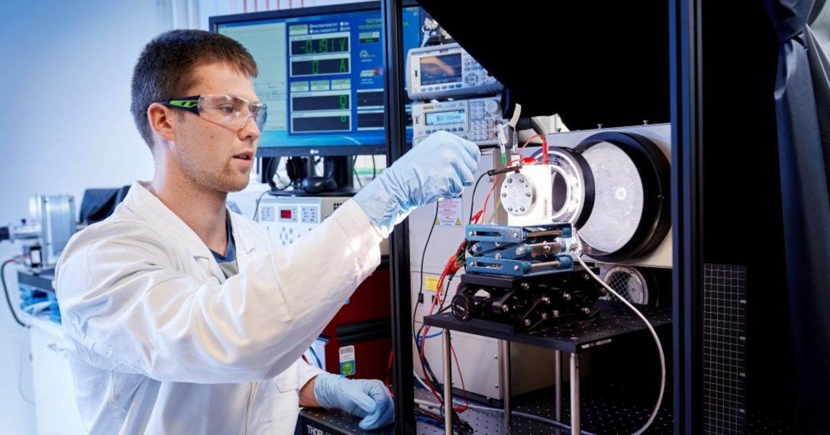 Artificial leaves and metal powders - Helmholtz - Association of German ...