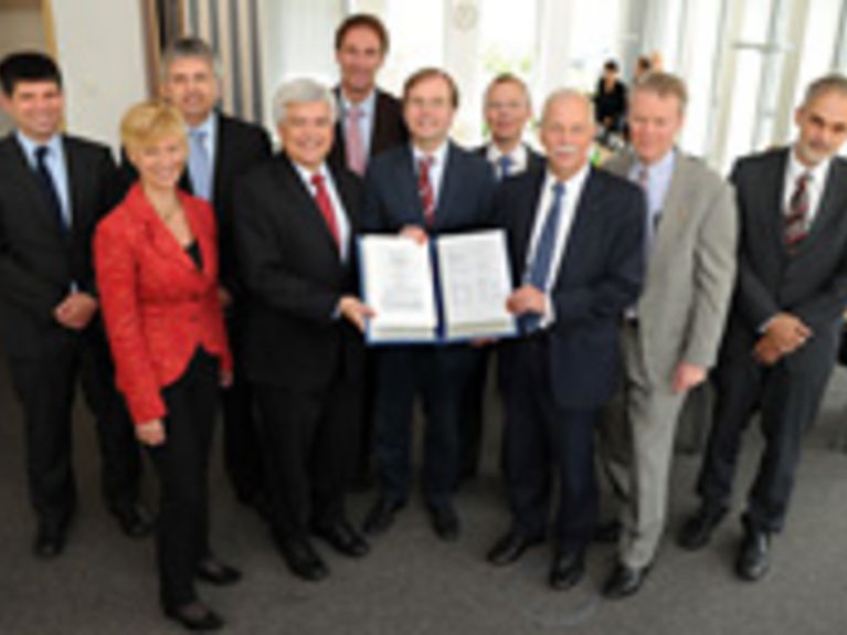 NREL Vertragsunterzeichnung 230611 Helmholtz Ausserhofer 200x130 Helmholtz und NREL vereinbaren Zusammenarbeit in der Solarenergieforschung - Vertragsunterzeichnung in Berlin. Von links nach rechts: Prof. Dr. Bernd Rech, Leiter Abteilung Silizium-Photovoltaik, Helmholtz-Zentrum Berlin Prof. Dr. Anke Kaysser-Pyzalla, Wissenschaftliche Geschäftsführerin, Helmholtz-Zentrum Berlin Dr. Ulrich Breuer, Geschäftsführer, Helmholtz-Zentrum Berlin Dr. Dan Arvizu, Vorstandsvorsitzender NREL Prof. Dr. Robert Pitz-Paal, Co-Direktor Solarforschung, Deutsches Zentrum für Luft- und Raumfahrt (DLR) Thomas Rachel, Parlamentarischer Staatssekretär, Prof. Dr. Harald Bolt, Vorstandsmitglied, Forschungszentrum Jülich Prof. Dr. Jürgen Mlynek, Präsident der Helmholtz-Gemeinschaft Greg Delawie, Gesandter der US-Botschaft Prof. Dr. Uwe Rau, Leiter des Instituts für Energie- und Klimaforschung, Forschungszentrum Jülich. Foto: Helmholtz/Ausserhofer