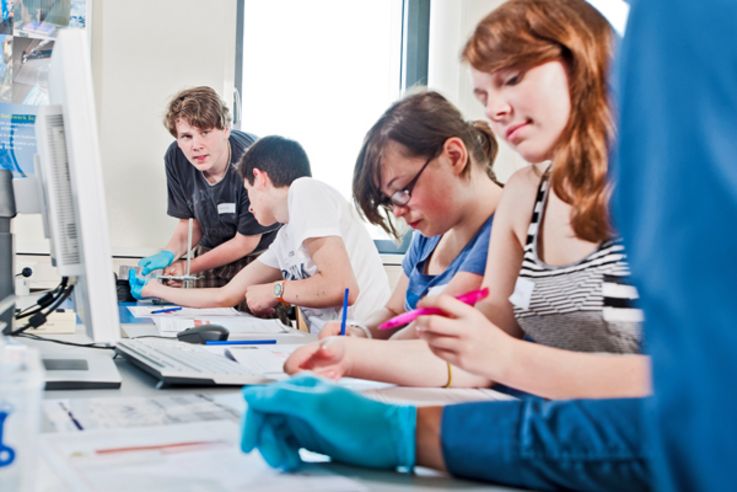 DeltaX_Radioaktivität Schüler beim Experimentieren im Schülerlabor DeltaX.