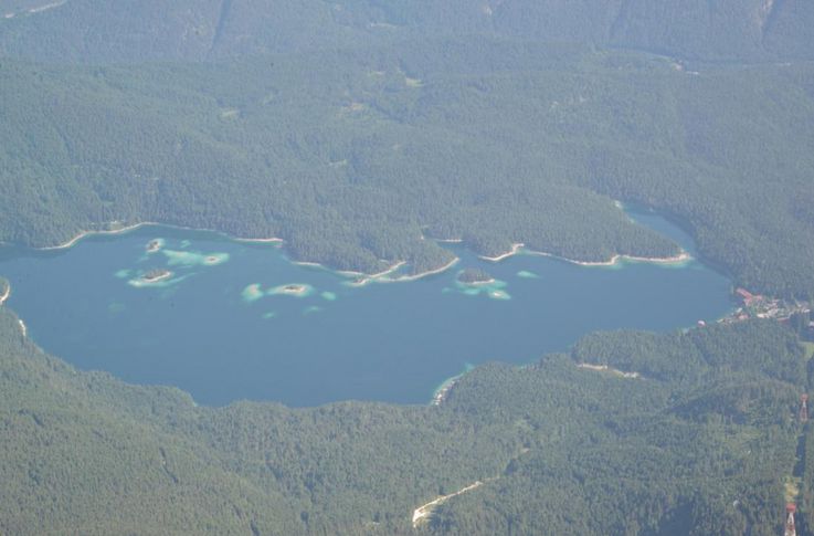 Blick von oben auf den Eibsee.