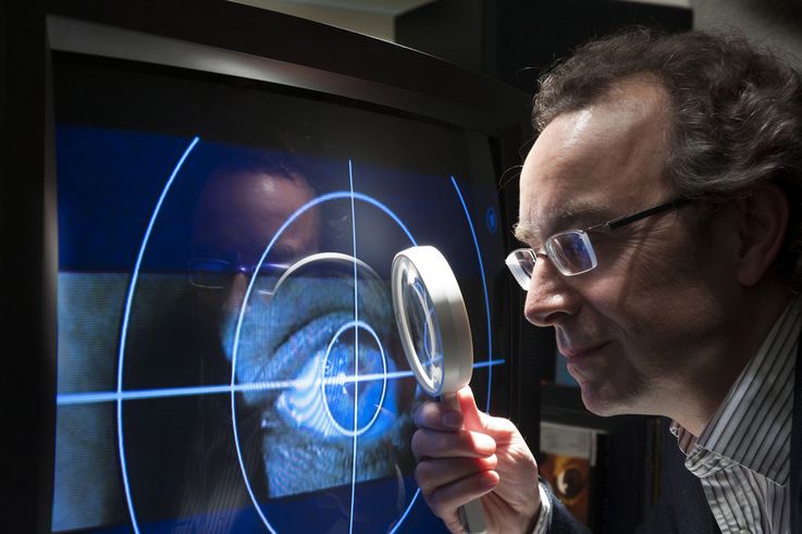 Portrait Stefan Scherer, Professor für Neuere Deutsche Literatur am KITcopyright by KITPresse, Kommunikation und MarketingVerwendung des Fotos ist honorarfrei im redaktionellen Bereich bei Nennung des Urhebers "Karlsruher Institut für Technologie".Zusendung eines Belegexemplars erbeten. *** Local Caption *** Der Tatort-ForscherJeden Montag saßen Stockinger und Scherer mittags zusammen in der Mensa und hatten nur ein Thema: den Tatort vom Abend zuvor. „Alle germanistischen Themen verblassten, bevor wir uns darüber nicht ausgetauscht hatten“, erzählt Stefan Scherer, Professor für Neuere Deutsche Literatur am KIT. Das war vor gut fünfzehn Jahren, Claudia Stockinger war damals Assistentin am Lehrstuhl. Inzwischen lehrt sie in Göttingen als Professorin auch Neuere Deutsche Literatur. Stefan Scherer ist fellow der DFG-Forschergruppe „Ästhetik und Praxis populärer Serialität“, und die beiden leiten als führende Tatort-Forscher Deutschlands (neben Knut Hickethier aus Hamburg) das Teilprojekt „Formen und Verfahren der Serialität in der ARD-Reihe Tatort“.