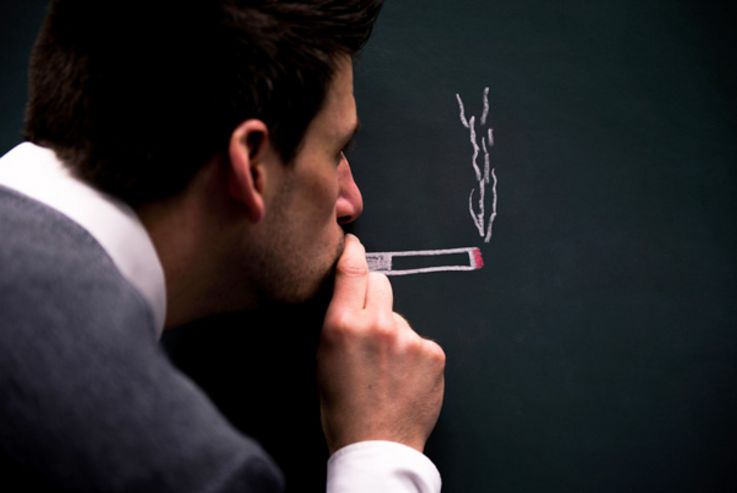 Zug um Zug: Mit dem Zigarettenrauch gelangen Suchtstoffe über die Lunge und das Blut ins Hirn, wo sie bei Rauchern Glücksgefühle auslösen. Bild: David-W-/photocase.de
