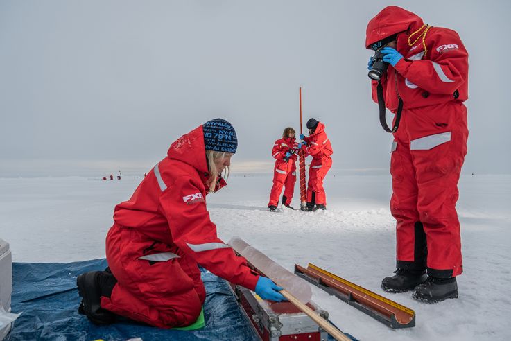 Die Wissenschaftler:innen ziehen Eiskerne, vermessen sie und dokumentieren die gemessenen Werte. 