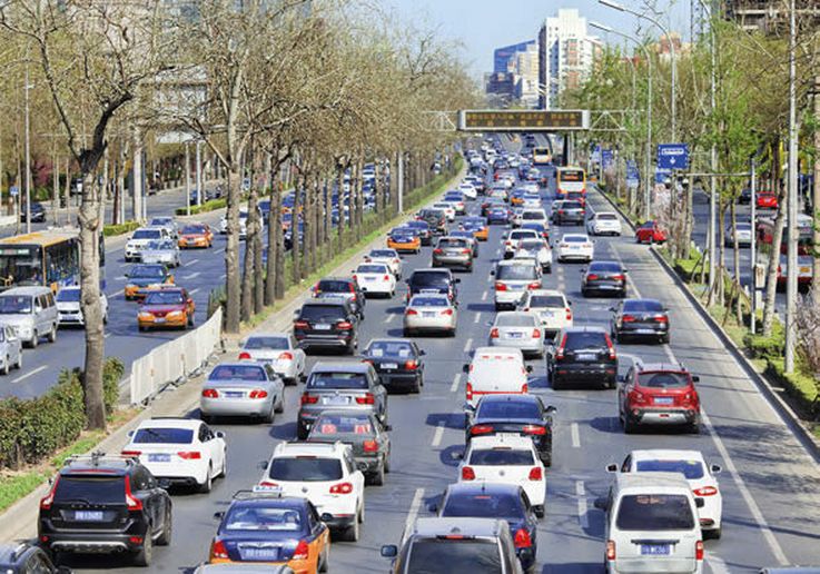 Eine Folge der Verstädterung Die Hauptverkehrsadern sind regelmäßig verstopft, wie hier in Peking mit seinen insgesamt 5,53 Million Autos.