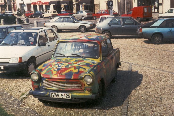 Der bunte Trabbi, mit dem ich 1991 nach Paris fuhr: ein Geschenk von Freunden aus der Ostberliner Künstlerszene.