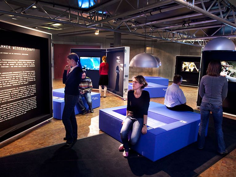 Besucher der Wanderausstellung "Wunderkammer Wissenschaft". Bild: Helmholtz/Ernst Fesseler