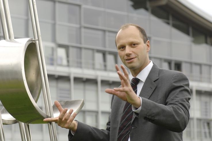 Prof. Thomas Klinger vor dem Institutsgebäude Greifswald mit Skulptur