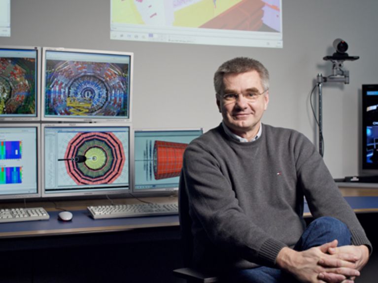 Prof. Dr. Joachim Mnich, Direktor fÃ¼r den Bereich Hochenergiephysik und Astroteilchenphysik, im DESY-Kontrollraum fÃ¼r das CMS-NachweisgerÃ¤t am Large-Hadron-Collider (LHC) am CERN.Prof. Dr. Joachim Mnich, Director in charge of High-Energy Physics and Astroparticle Physics, in the DESY control room for the CMS experiment at the Large-Hadron-Collider (LHC) at CERN.