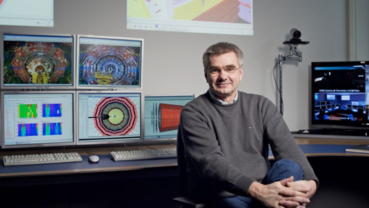 Prof. Dr. Joachim Mnich, Direktor fÃ¼r den Bereich Hochenergiephysik und Astroteilchenphysik, im DESY-Kontrollraum fÃ¼r das CMS-NachweisgerÃ¤t am Large-Hadron-Collider (LHC) am CERN.Prof. Dr. Joachim Mnich, Director in charge of High-Energy Physics and Astroparticle Physics, in the DESY control room for the CMS experiment at the Large-Hadron-Collider (LHC) at CERN.