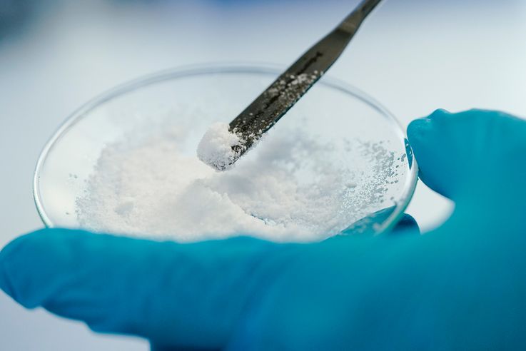 Lithium chloride in a glass dish. Photo: Uwe Anspach/dpa