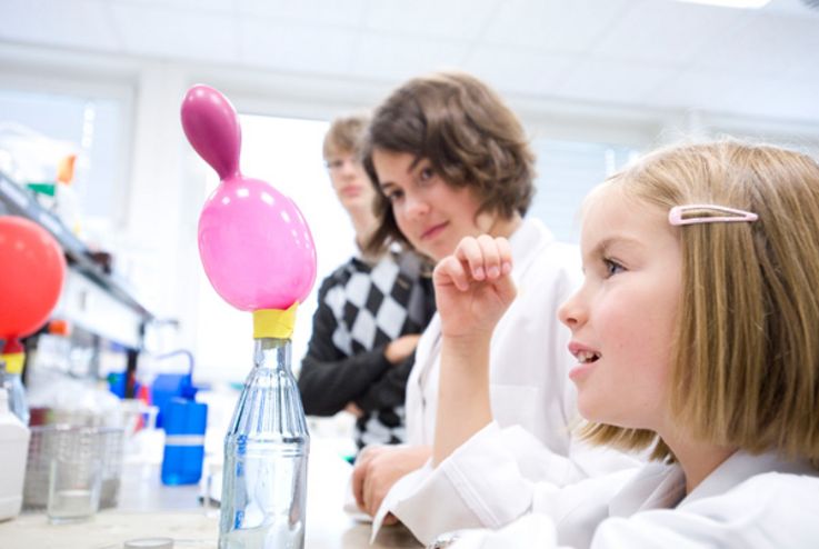 Schülerinnen und Schüler experimentieren bei der Karlsruher Kinder-Uni in den Helmholtz-Schülerlaboren des KIT. Bild: KIT