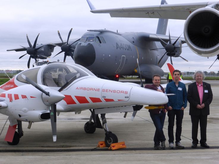 Konradin Weber (rechts) und sein Team mit dem Messflugzeug.
FHD team in front of research aircraft DA 42 MPP and A400M transport air