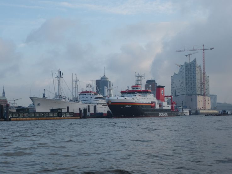 FS SONNE an der Überseebrücke in Hamburg