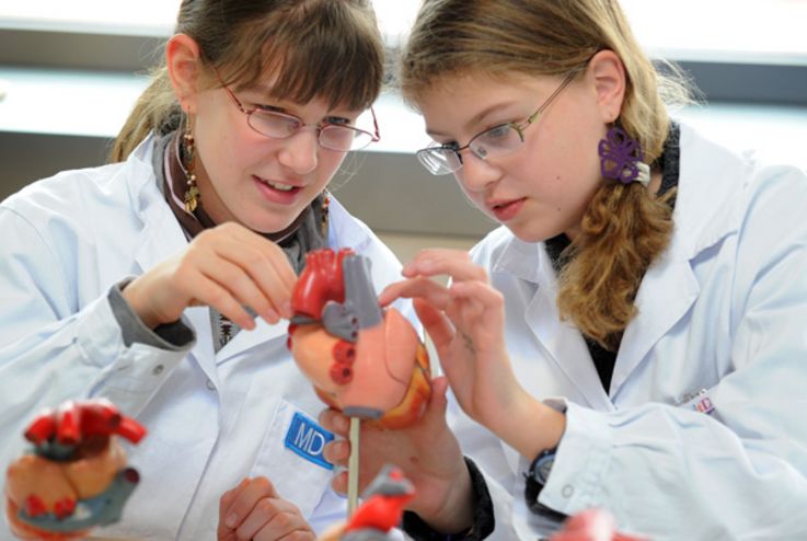 Beim Girlsday experimentierten diese zwei Schülerinnen im Gläsernen Labor. Bild: Peter Himsel